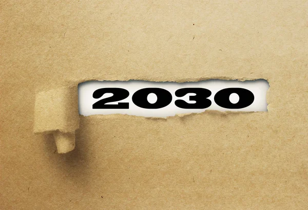 Rippade eller sönderrivet papper avslöjar nya året 2030 på vit bakgrund — Stockfoto