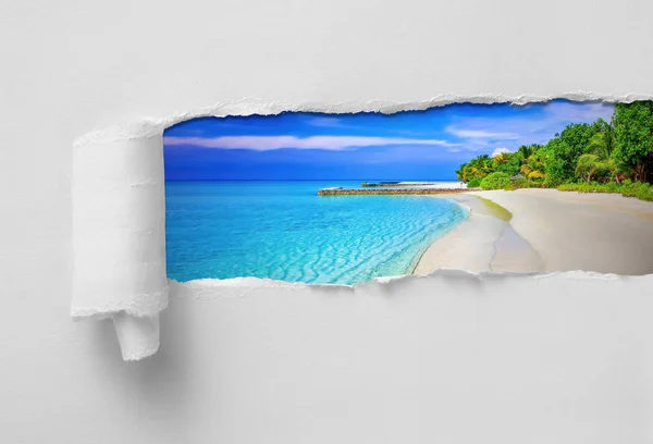 Papel rasgado revelando paradisíaco mar tropical e destino de férias na praia — Fotografia de Stock