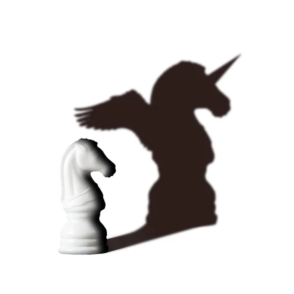 Caballo de ajedrez con sombra se siente como unicornio sobre blanco. Concepto de potencialidad de visión —  Fotos de Stock