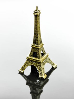 Yansıma ile küçük Eyfel kulesi Paris hatıra