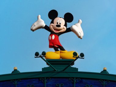 Paris, Fransa - Nisan 2019: Mickey Fare heykeli Disneyland lunaparkında açık mavi gökyüzü arka planına karşı