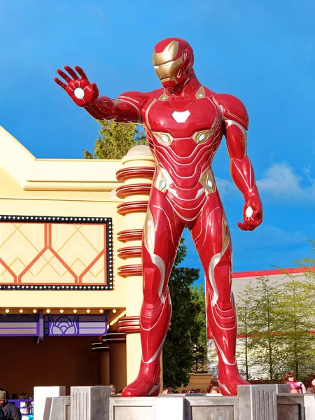 Paris, França - Abril 2019: Ironman ou homem de ferro supehero carachetr na Disneyland funfair — Fotografia de Stock