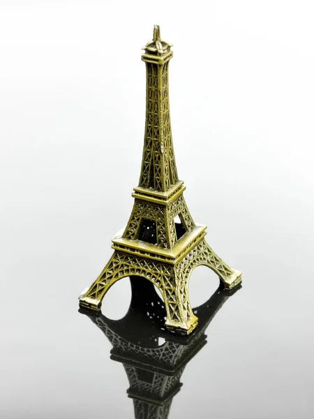 Litet Eiffeltornet i Paris Souvenir med reflektion — Stockfoto