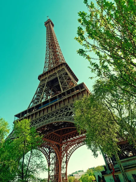 Eiffeltornet i Paris utsikt underifrån — Stockfoto