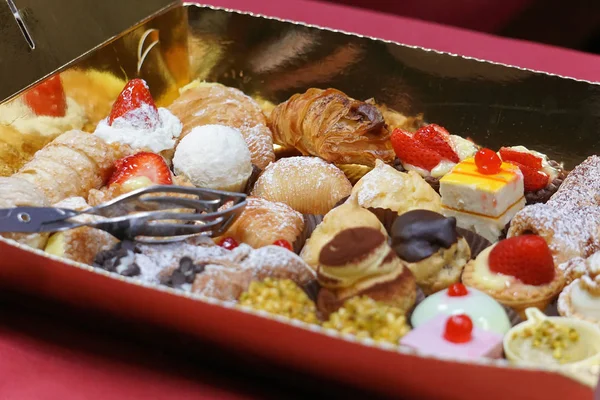 Bandeja de deliciosos doces closeup — Fotografia de Stock