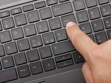 Yakın çekim parmak yazma dizüstü bilgisayar klavyesi