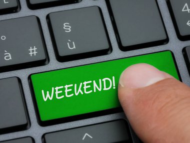 Bilgisayar klavyesinde hafta sonu tuşuna yakın parmak yazma