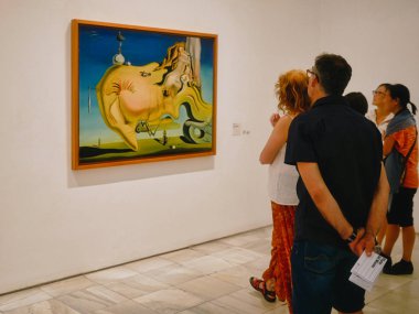 Madrid, İspanya - Mayıs 2018: Salvador Dali'nin Büyük Mastürbasyoncu tablosuna hayran olan ziyaretçiler