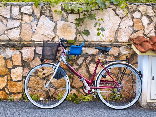 Bicycle on the street wall — Stock Photo, Image