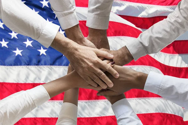 Mani dell'Unione o del team di persone multiculturali squadra sopra Stati Uniti o noi o bandiera americana vista dall'alto — Foto Stock