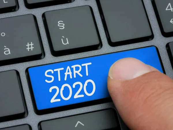 Närbild finger skriva på Start 2020 tangent på datorns tangentbord — Stockfoto