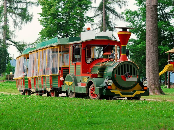 Parkta tur için turistik tren — Stok fotoğraf