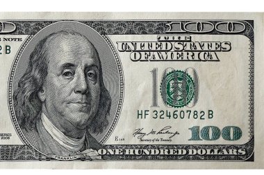 100 dolarlık banknot beyaz arka planda kapanıyor.