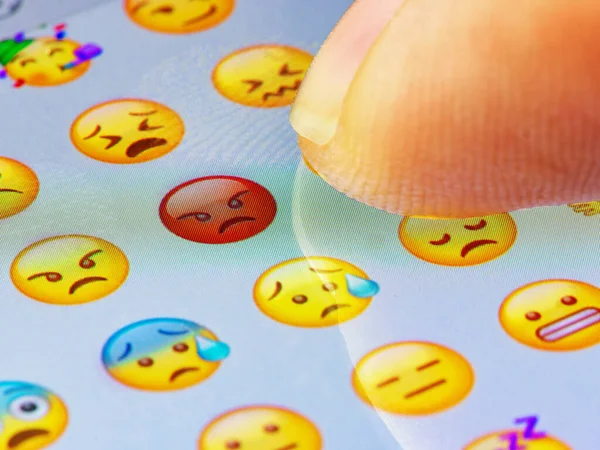 Macro Dedo Tocando Emoji Irritado Teclado Virtual — Fotografia de Stock