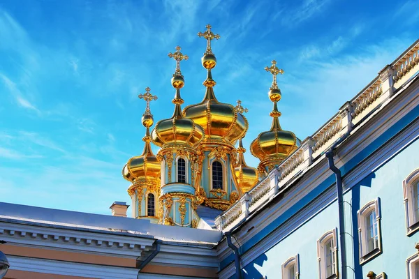 Puşkin kasabasındaki Catherine Sarayı 'ndaki Golden Cupola Kilisesi' ne yakın çekim. Tsarskoye Selo, Saint Petersburg