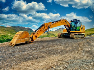 Yazın dağ yolunda kazıcı.