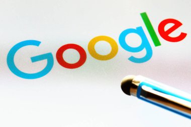Milan, İtalya - Ekim 2019: Google ekranda dünyanın en popüler arama motoru