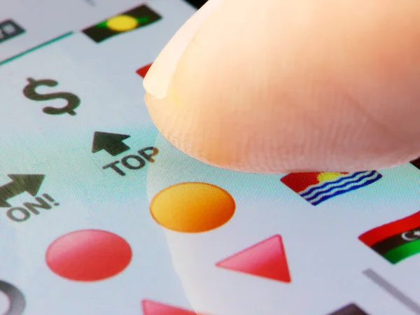 Close Finger Taping Symbol Auf Der Bildschirmtastatur — Stockfoto