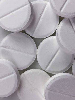 Üst görünüm beyaz haplar veya tabletler kapanıyor