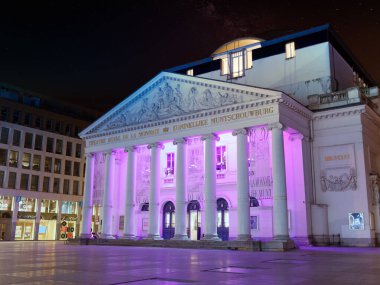 Bruxelles, Belçika - Nisan 2019: Bruxelles Belçika 'daki Royal de la Monnaie sineması gece aydınlandı.