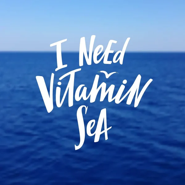 Jag behöver Vitamin havet fras. Handritad grafik på kustlandskap. Vector texturerat moderna bakgrund. — Stock vektor