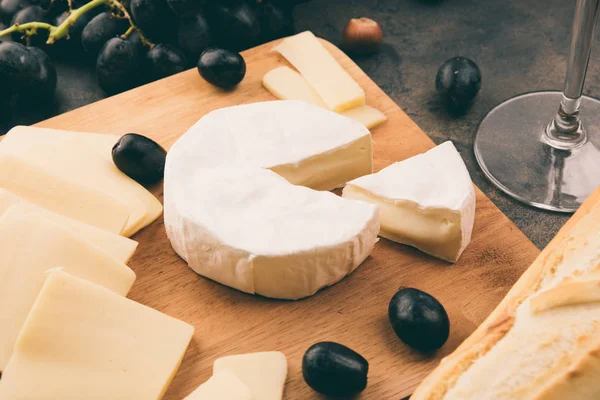 Vegyes Sajttál Szőlő Fából Készült Táblán Camembert Brie Sajtot Baguette — Stock Fotó