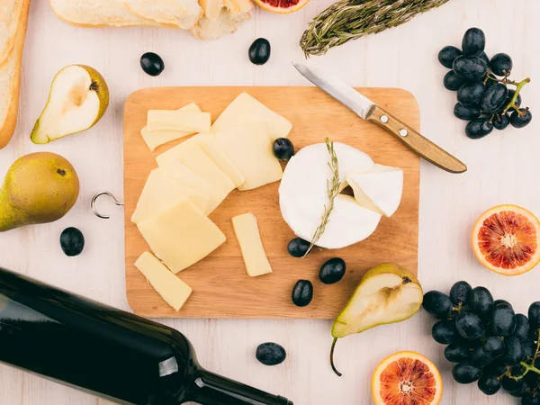 Vegyes Sajttál Szőlő Camembert Brie Sajtot Deszkán Baguette Üveg Vörös — Stock Fotó