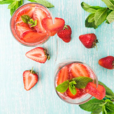 Gözlük taze pembe limonata. Ahşap bir masa üzerine nane ile çilekli soda. 