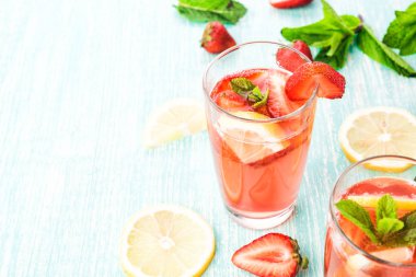 Gözlük taze pembe limonata. Ahşap bir masa üzerine nane ile çilekli soda. 
