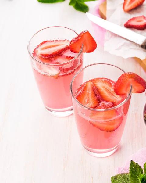 一杯新鲜的粉红色柠檬水 在木桌上放薄荷的草莓汽水 — 图库照片