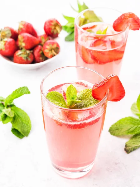 一杯新鲜的粉红色柠檬水 在白色木桌上放薄荷的草莓汽水 — 图库照片