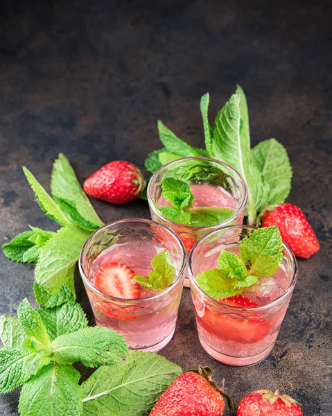 Metal masa üzerinde ev yapımı çilek likörü. Alkollü meyve kokteyli çekim bir gözlük