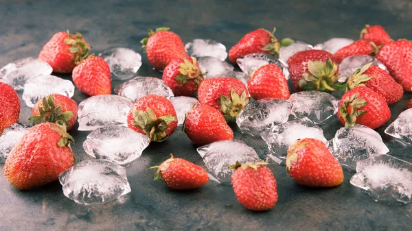 Strawberry Whit Ice Cub Table Fresh Red Berries Pattern Top — Stock Photo, Image