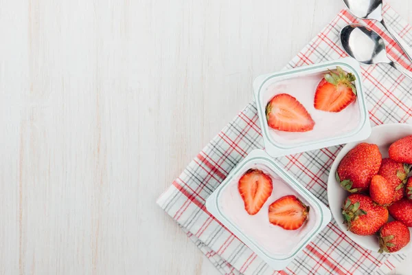 Bowl Fresh Strawberry Yogurt Diet Yoghurt Slice Berries Plastic Wooden — Stock Photo, Image