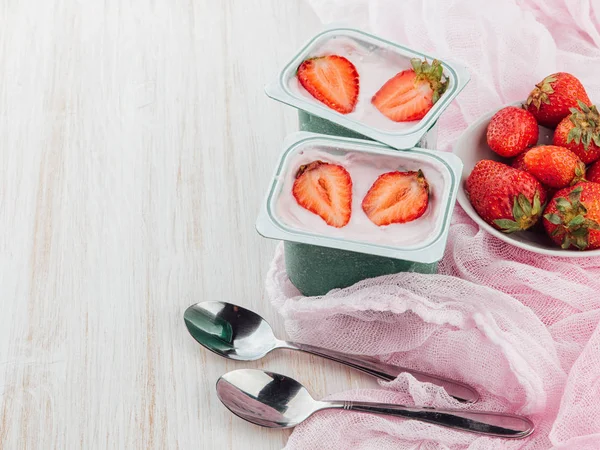 Bowl Fresh Strawberry Yogurt Diet Yoghurt Slice Berries Plastic Wooden — Stock Photo, Image