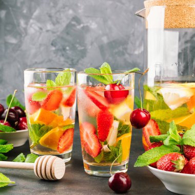 Limon su bardak. Çilek, nane ve buz bir tablo ile limonata. Güneşli yaz gün