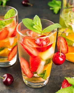 Limon su bardak. Çilek, nane ve buz bir tablo ile limonata. Güneşli yaz gün