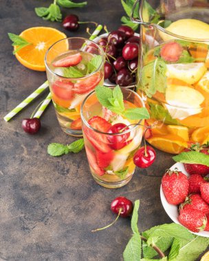 Limon su bardak. Çilek, nane ve buz bir tablo ile limonata. Güneşli yaz gün