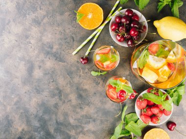 Limon su bardak. Çilek, nane ve buz bir tablo ile limonata. Güneşli yaz gün
