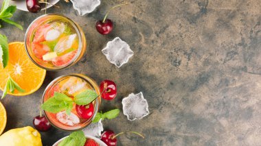 Limon su bardak. Çilek, nane ve buz bir tablo ile limonata. Güneşli yaz gün