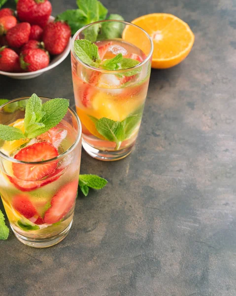 Glasses Lemon Water Lemonade Strawberry Mint Ice Table Sunny Summer — Stock Photo, Image