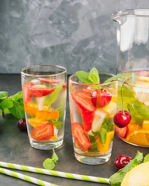 Limon su bardak. Çilek, nane ve buz bir tablo ile limonata. Güneşli yaz gün