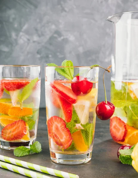 Limon su bardak. Çilek, nane ve buz bir tablo ile limonata. Güneşli yaz gün