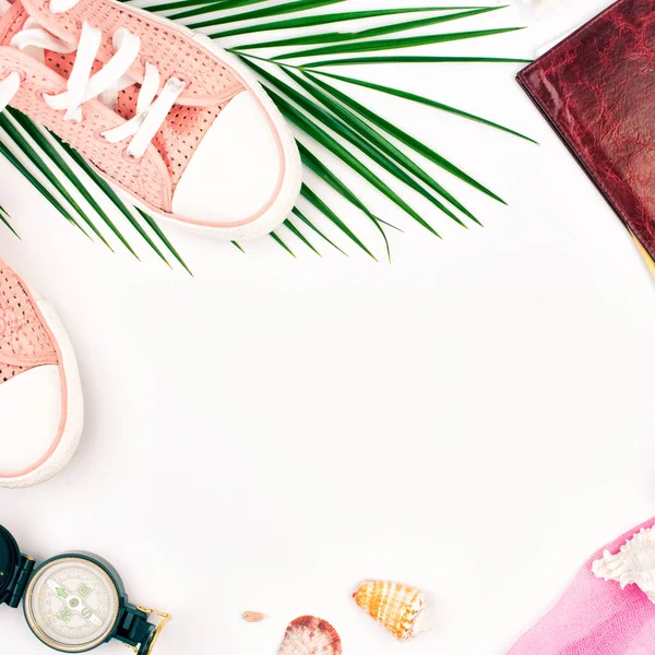 Accesorios Del Viajero Sobre Fondo Blanco Zapatilla Rosa Pasaporte Brújula —  Fotos de Stock