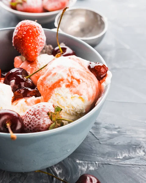 Vanille Ijs Een Grijze Kom Zelfgemaakte Organische Dessert Met Jam — Stockfoto