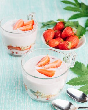 Taze çilekli yoğurt ile top. Diyet yoğurt ve granola dilim Karpuzu ahşap bir masa üzerinde bir cam ile.