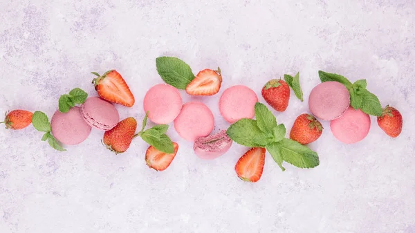 Kleurrijke Bitterkoekjes Met Verse Aardbeien Verschillende Soorten Franse Gebak Stenen — Stockfoto