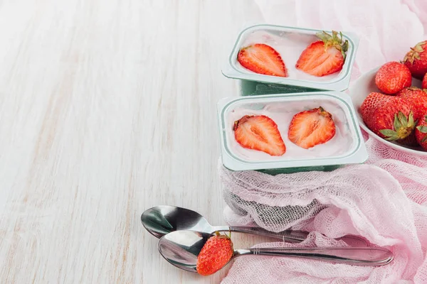 Kom Met Verse Aardbeien Yoghurt Dieet Yoghurt Met Schijfje Bessen — Stockfoto