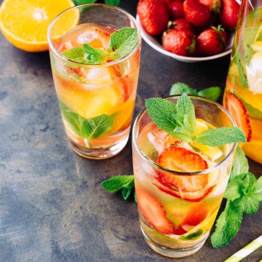 Limon suyu cam sürahi. Çilek, nane ve buz bir tablo ile limonata. Güneşli yaz gün