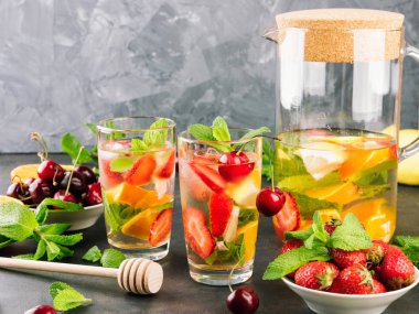 Limon suyu cam sürahi. Çilek, nane ve buz bir tablo ile limonata. Güneşli yaz gün